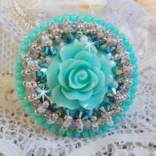 Blue Flowers Haute-Couture ring broderet med en harpiksrose og Swarovski-krystaller 